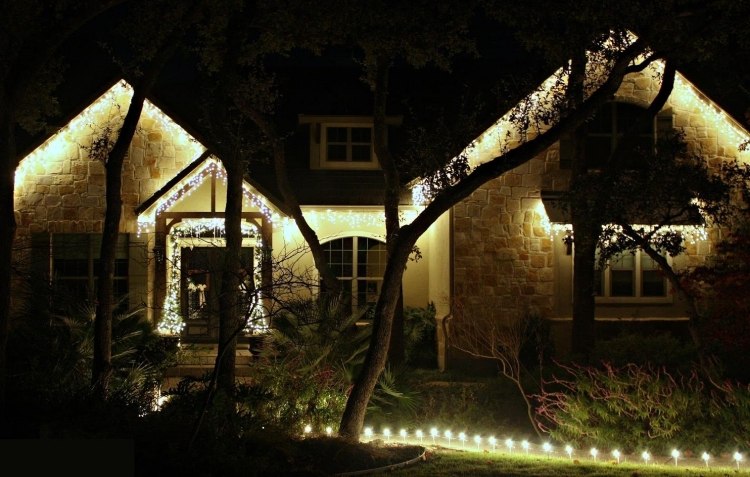 jul-dekoration-utanför-upplyst-hus-dörr-kväll-ljus-trädgård-träd-växter