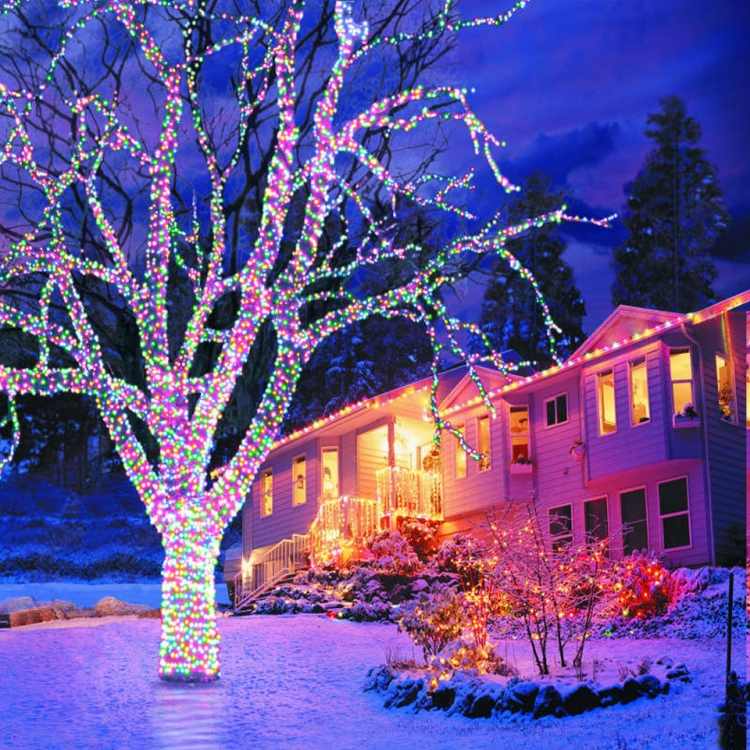 juldekoration-utanför-belyst-hus-träd-trädgård-färgglada-ljus-snö
