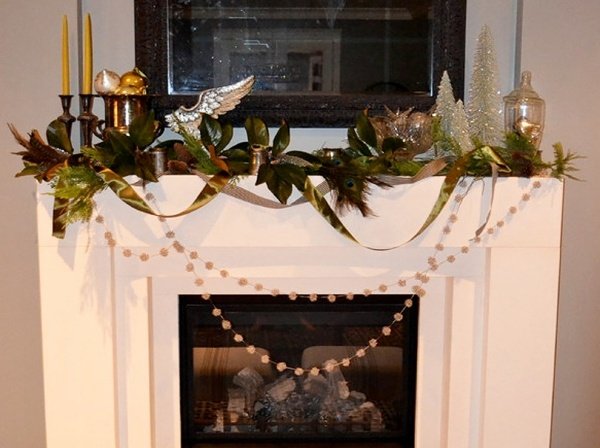 Inomhus spis dekorera pärlstearinljus krans-julstämning idéer