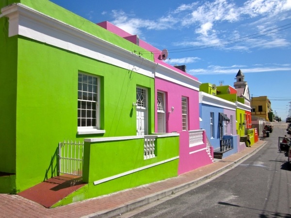 hus färgglatt målad fasaddesign
