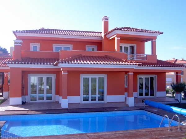 trendiga färger hus med pool fasad röda och vita taklister