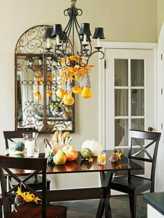 Hänglampa dekorerar bordet på hösten