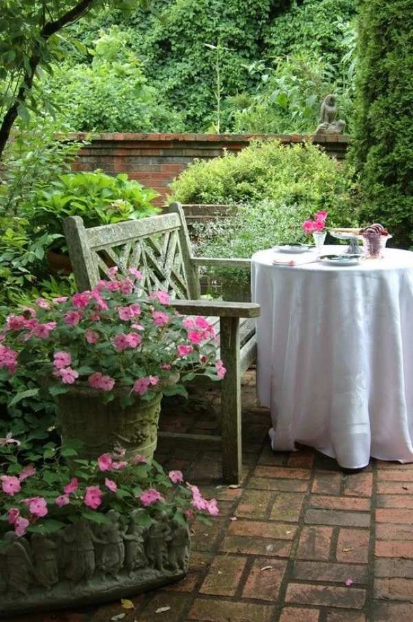 Trädgårdsbänk med patinerad yteffekt, terrass i lantlig stil