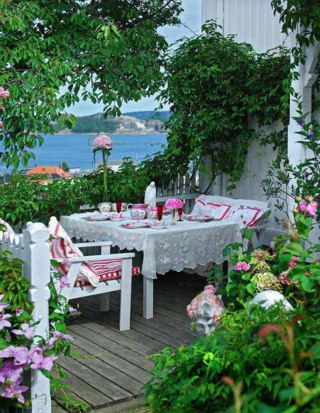 Medelhavet terrass med havsutsikt Vita stolar bordsduk-blommönster