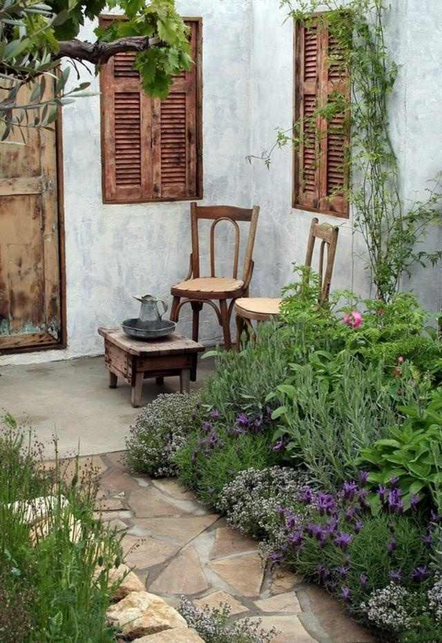 Terrassdesign med lanthus charm Vintage stolar sidobord