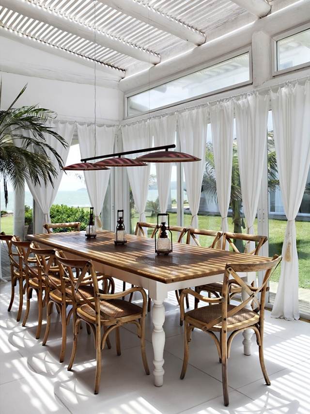 terrass design-matplats med solskydd gardiner hängande ljus