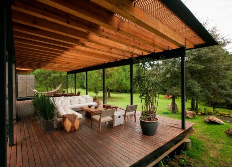 design-terrass-lantlig-stil-trädgård-tak-trä-trädgårdsmöbler