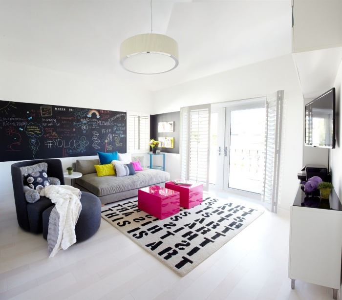 puristisk-ungdoms-rum-vägg-svarta tavlan-rosa-pall-design-idéer-modern