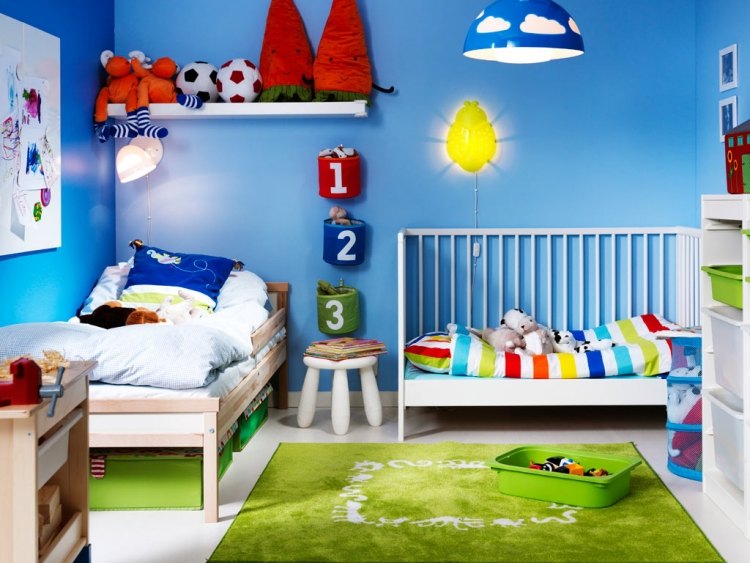 idéer-ungdomsrum-målning-vägg-färg-blå-matta-gröna-möbler-vita-gosiga-djur-upplysta-leksaker