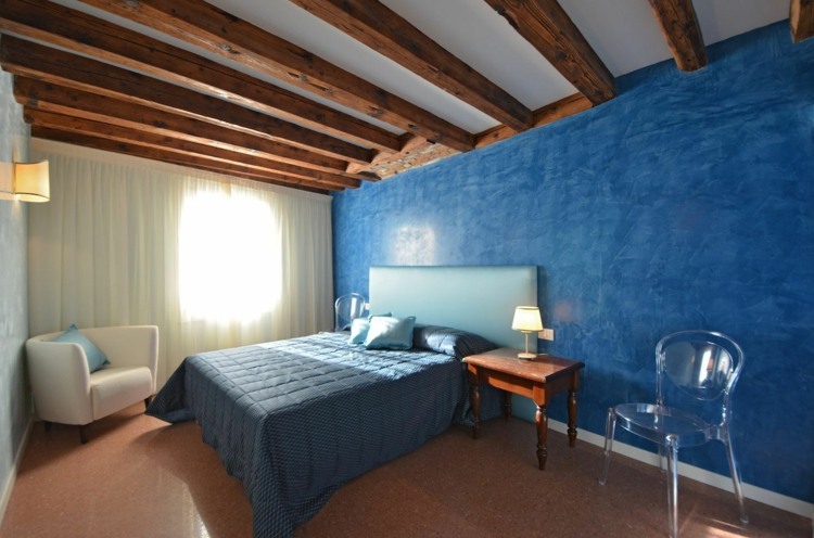 idéer för sovrummet måla blå takbjälkar i gips