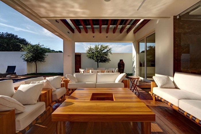 modern-lounge-terrass-med-trä-golv-soffa-set-vit-klädsel-syd känsla