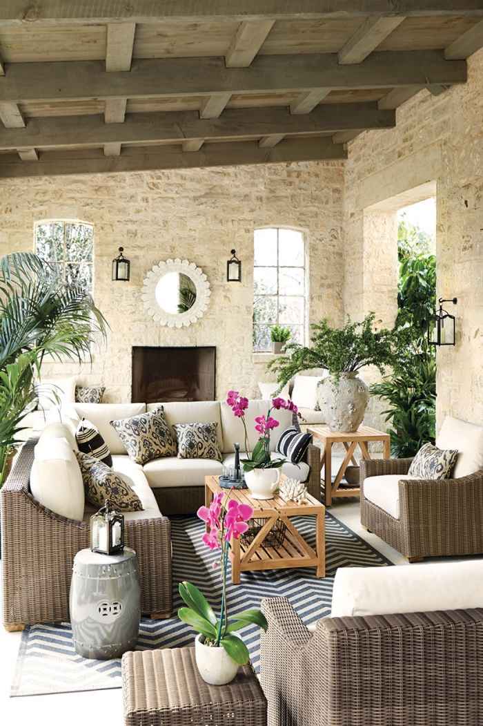 Medelhavs-terrass-design-med-korg-möbler-krukväxter-dekorativa-kuddar