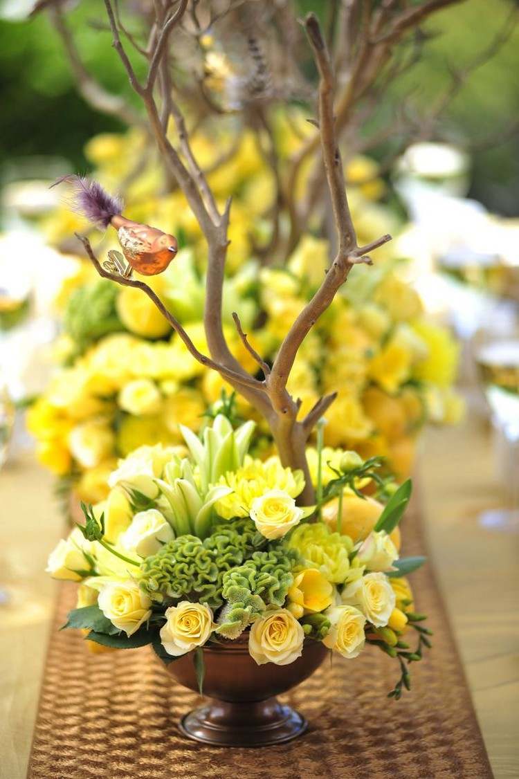 idéer-bröllop-vår-dekoration-gul-arrangemang-gula-rosor-liljor