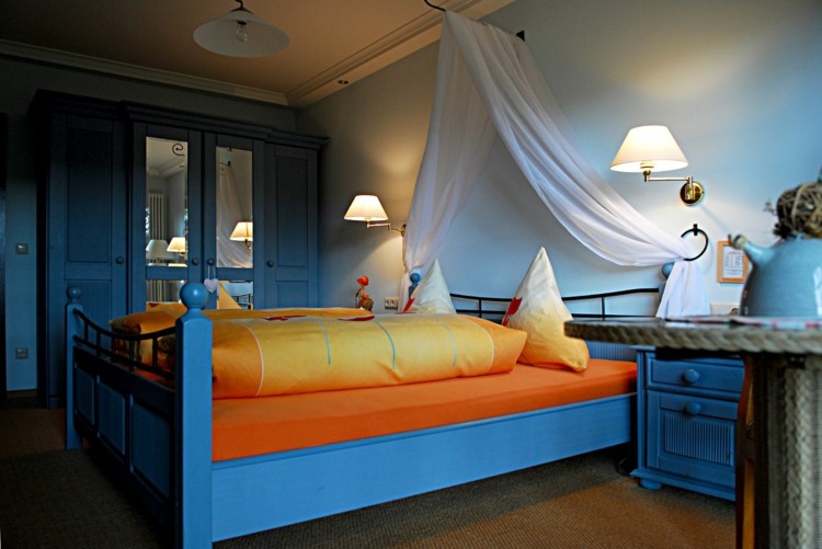 inredning idéer säng blå orange sovrum design himmel