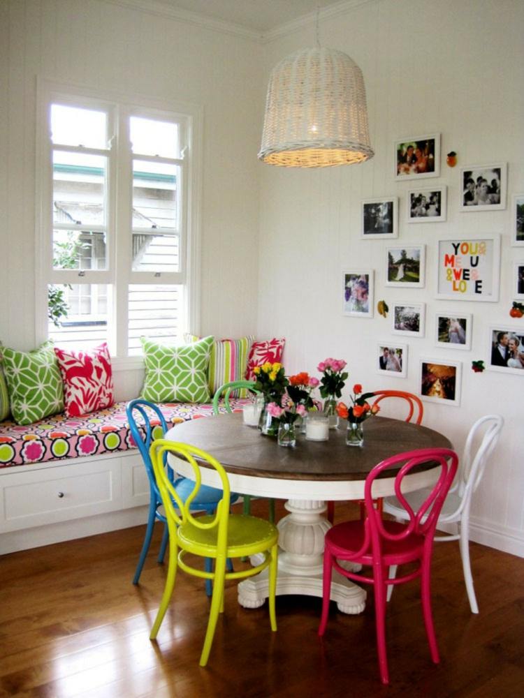 inredning idéer matsal runda bord stolar gul blå rosa färgglada foton