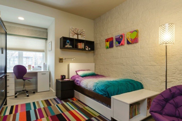 ungdomsrumsdesign färgglada färger maedchenzimmer ränder stenmur vit