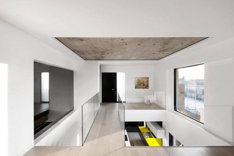 inredning-idéer-betong-tak-golv-glasräcke-minimalistisk-design-fönster-bild