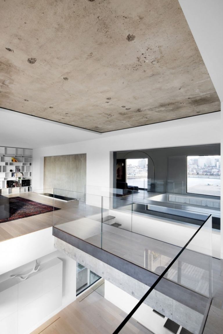 rumsdesign-idéer-betong-tak-modern-glas-balustrade-minimalistisk-design
