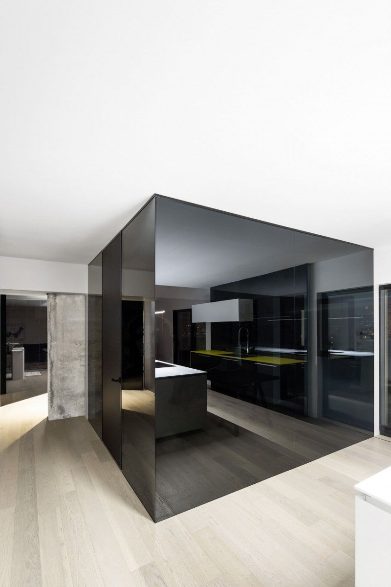 rumsdesign-idéer-betong-tak-interiör-svart-högglans-ljus-minimalistisk
