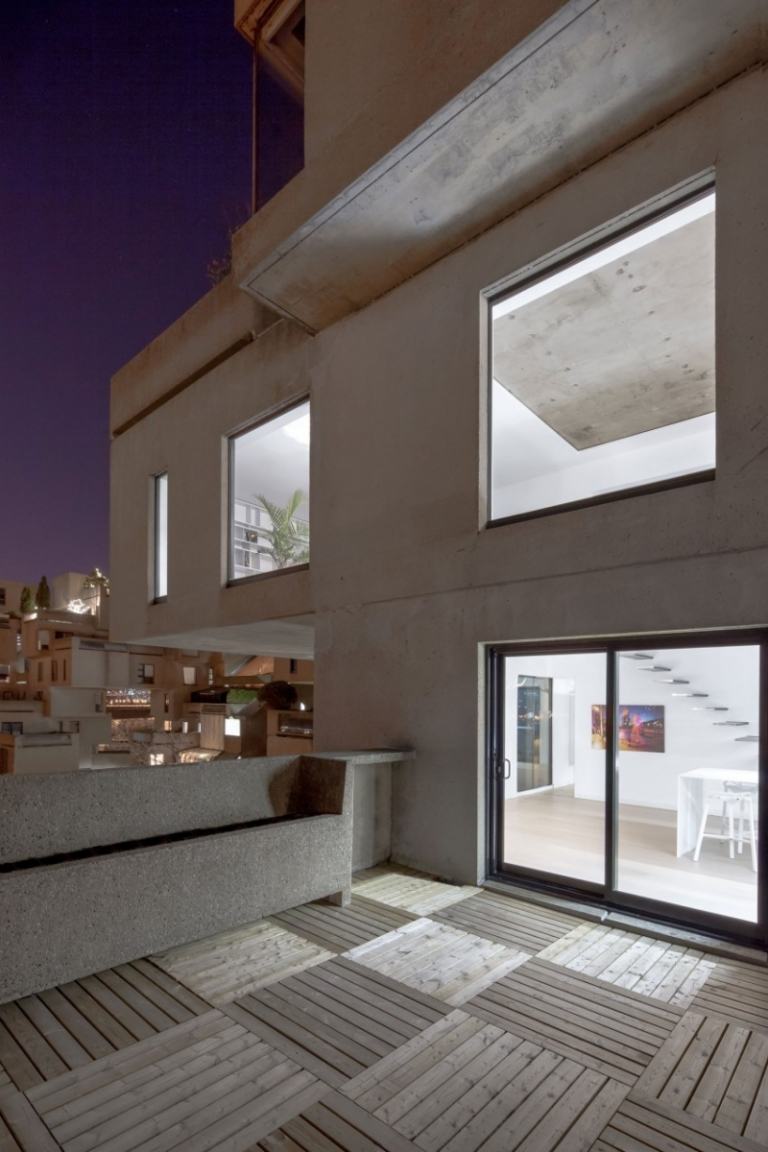 Idéer för inredning -betongtak-terrass-träplattor-moderna-vita-stora-fönster