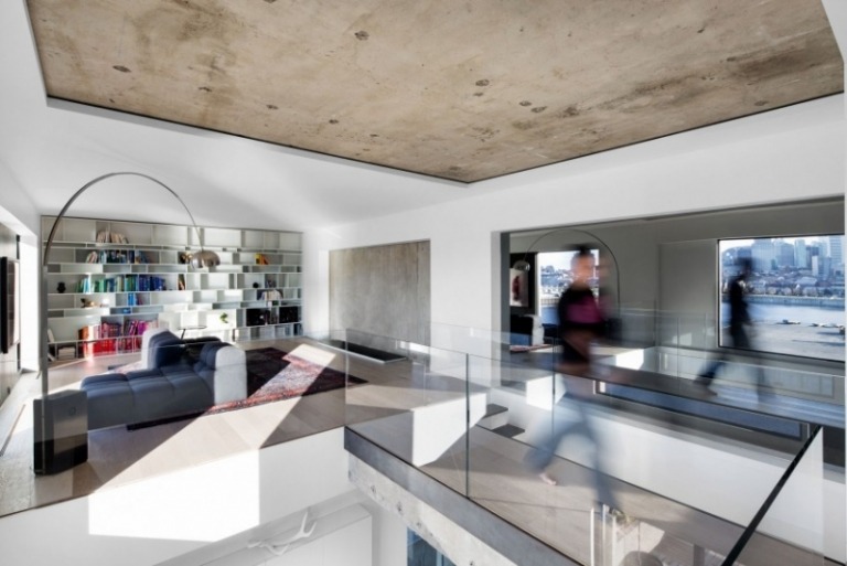 inredning-idéer-betong-tak-fönster-stort-glas-räcke-modernt-minimalistiskt-vardagsrum