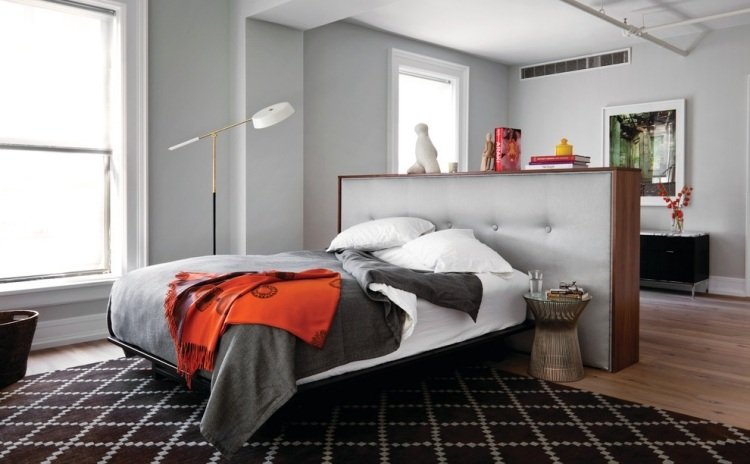 modern-sovrum-design-säng-mitt-rum-stor sänggavel