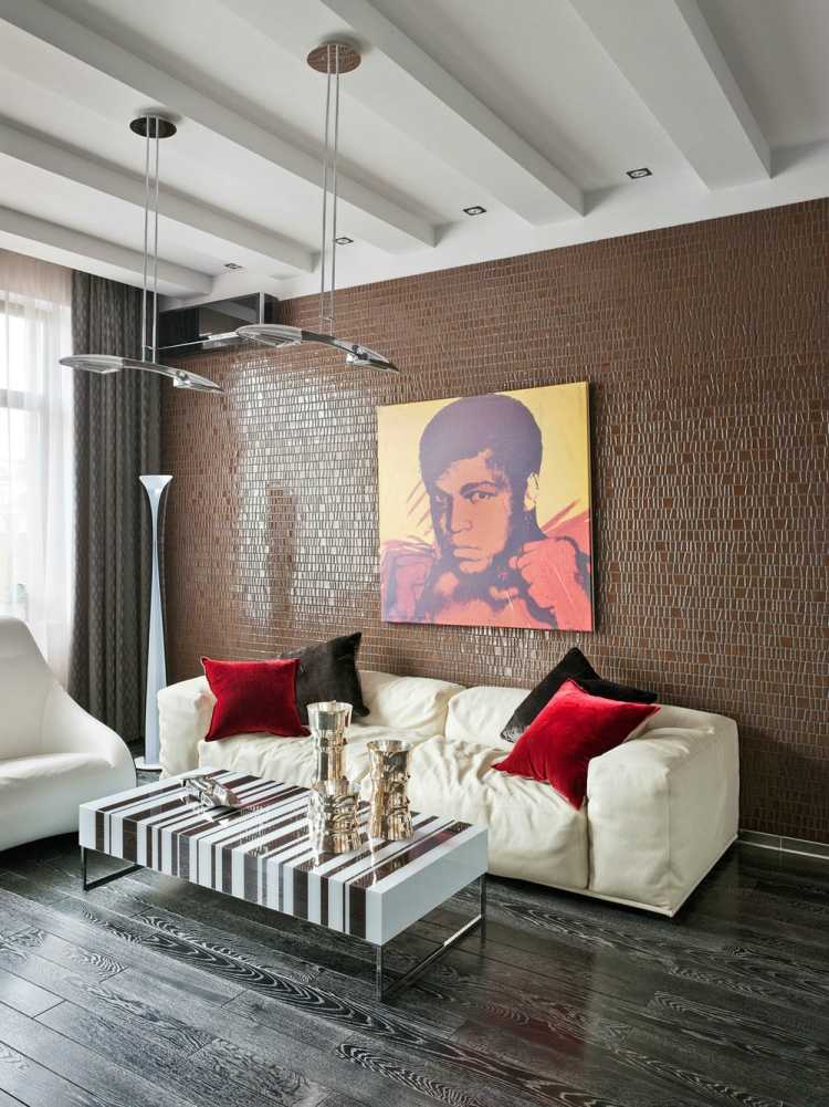 modernt-vardagsrum-grå-laminat-golv-mosaik-väggbeklädnad-vit-soffa
