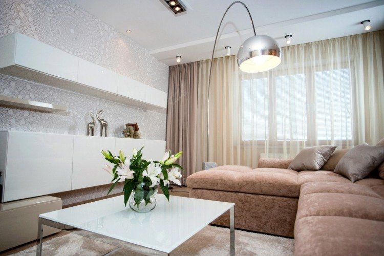 Idéer för inredning av vardagsrummet -moderna-neutrala-färger-beige-hörnsoffa-högglans-vita-möbler