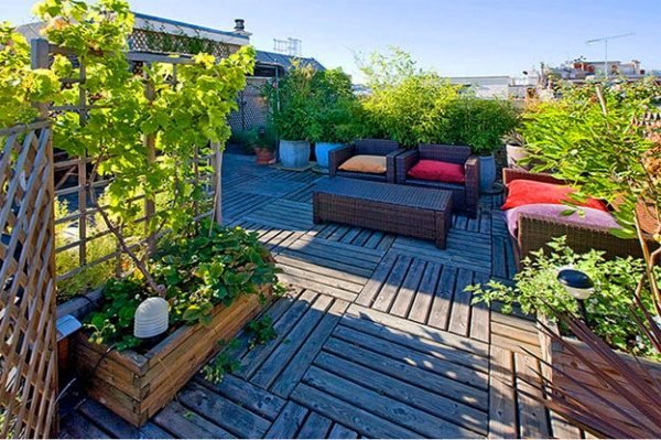 Takgröna intensiva träplattor balkong terrass-pallmöbler