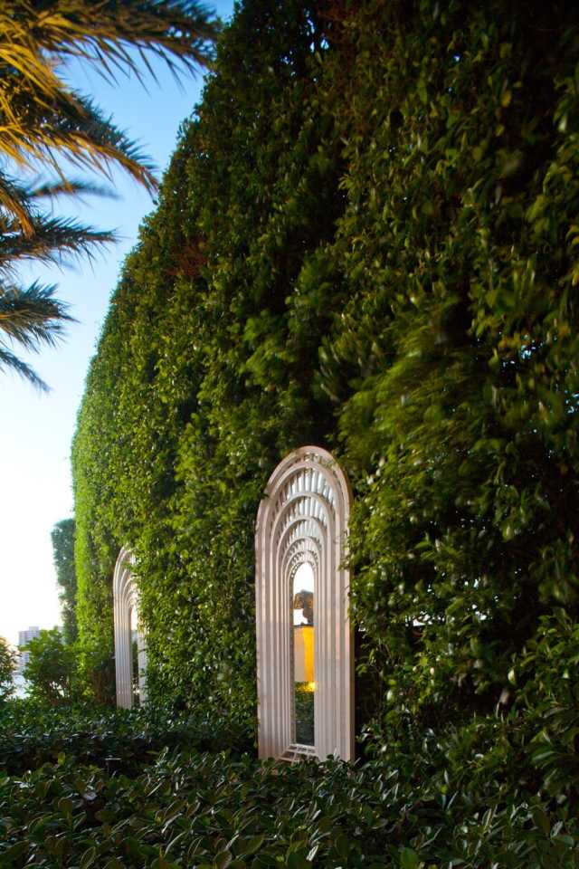 Trädgårdsdesign murgröna väggeffekt med exotiska växtarter - i italiensk stil