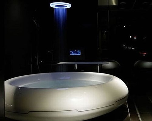 Vitt runt badkar, ultramodern