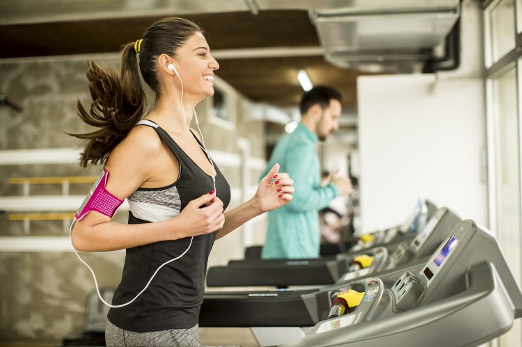 löpband fitness optimera metoder underhållning kul träning lyssna på musik