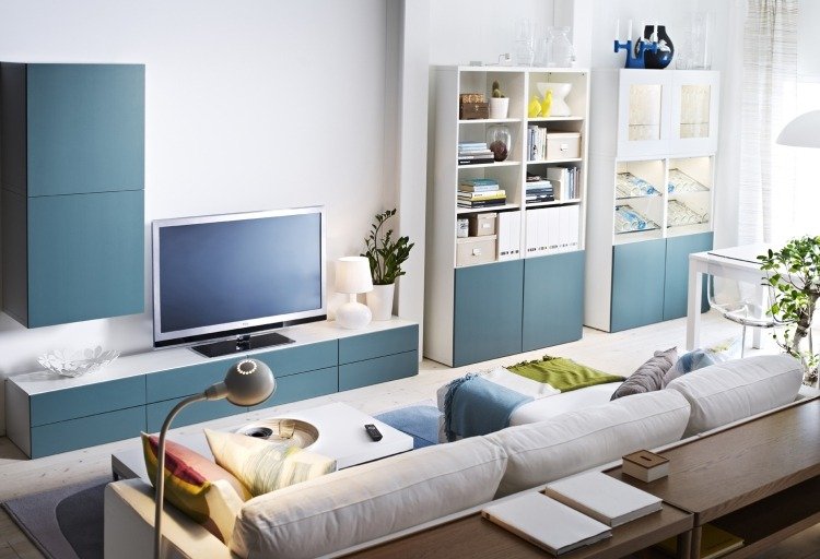 ikea-besta-hylla-förvaringssystem-levande-vägg-vardagsrum-tv-konsol-blå-vit