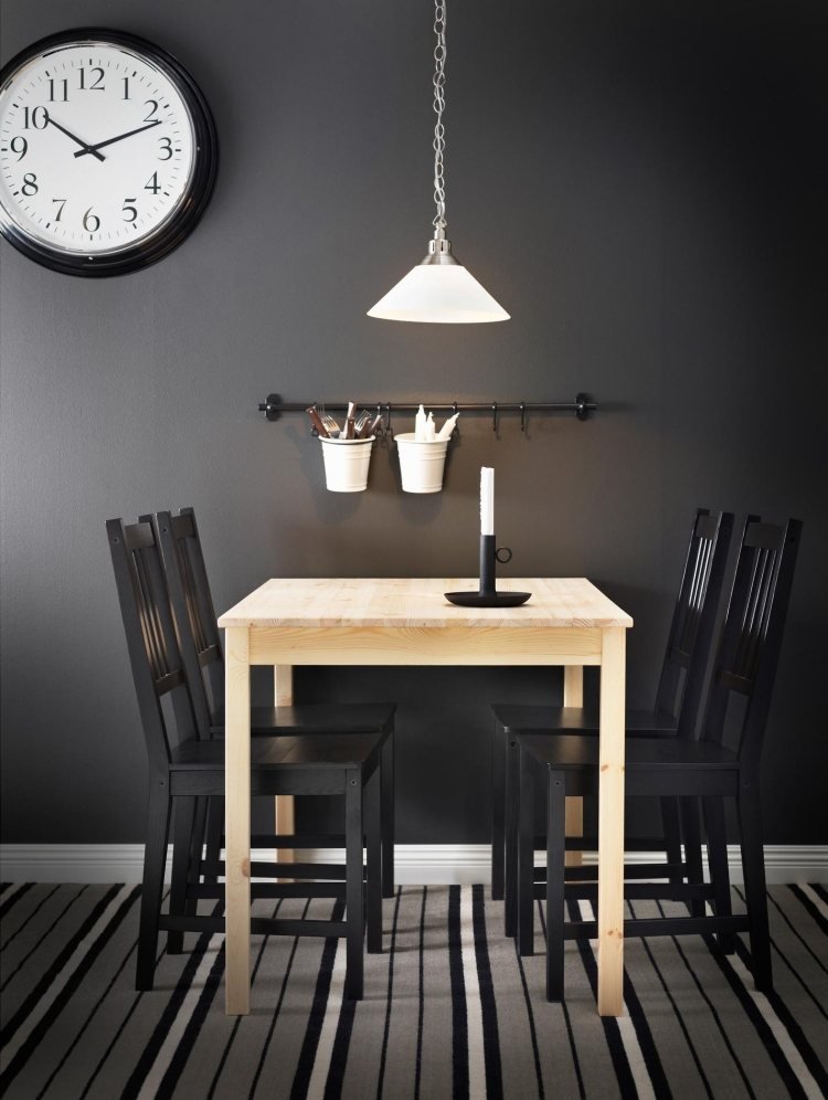 ingo Ikea matbord massiv-furu-svarta stolar