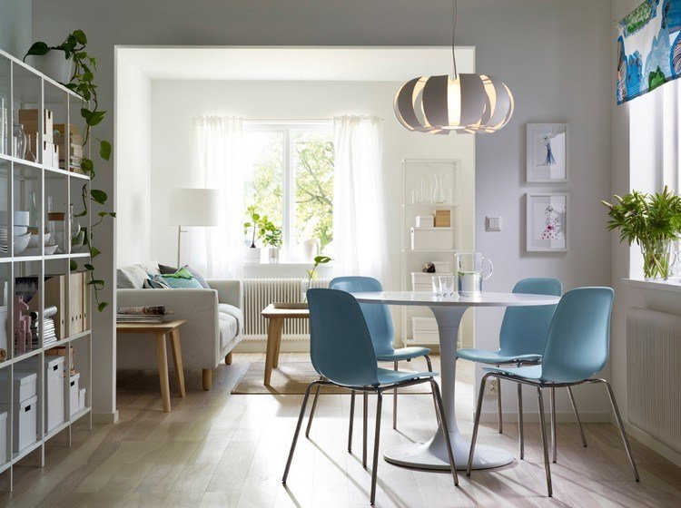 ikea-matbord-docka-docka-runt-bord-blå-stolar