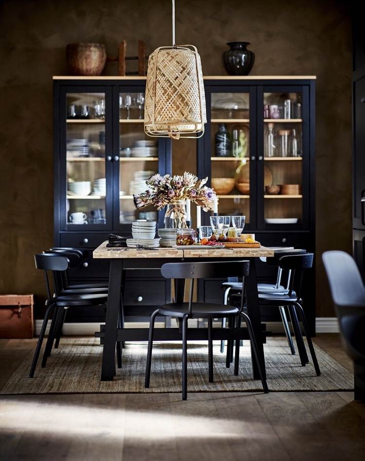 Ikea katalog lyfter fram 2021 matsal möbler mörkt Skogsta matbord och Knixhult cantilever paraply av bambu