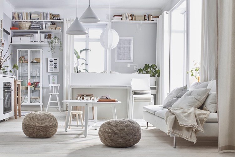 Nävlinge lampskärmar från den nya Ikea -katalogen 2021 i det vita vardagsrummet