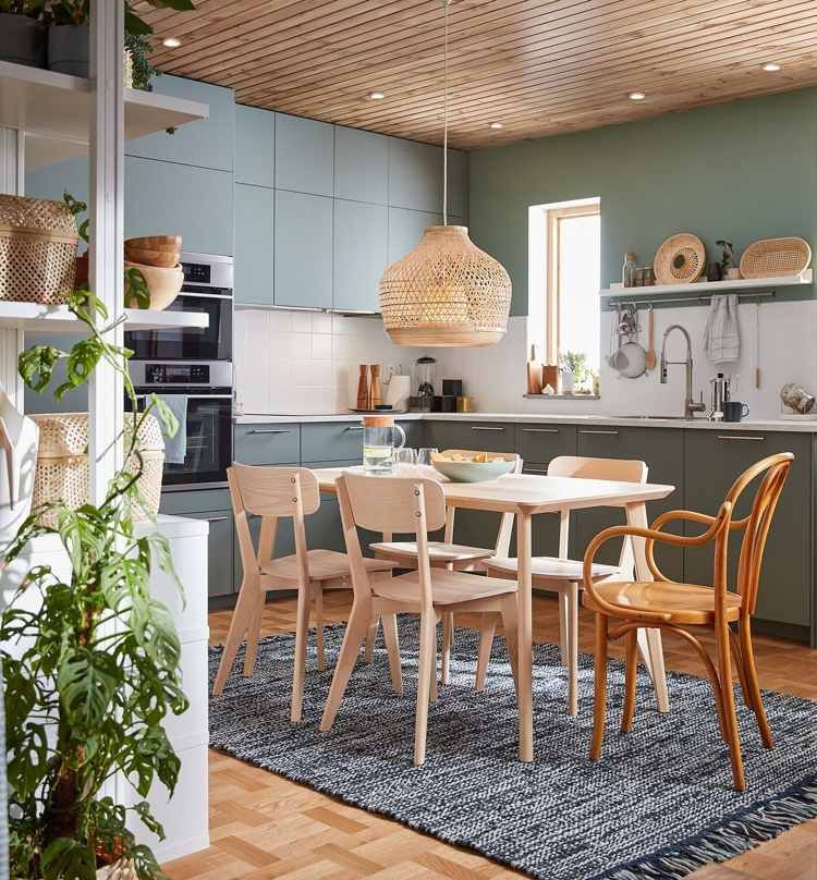 Ikea katalog 2021 nyheter Lisabo fåtölj av trä i klassisk stil