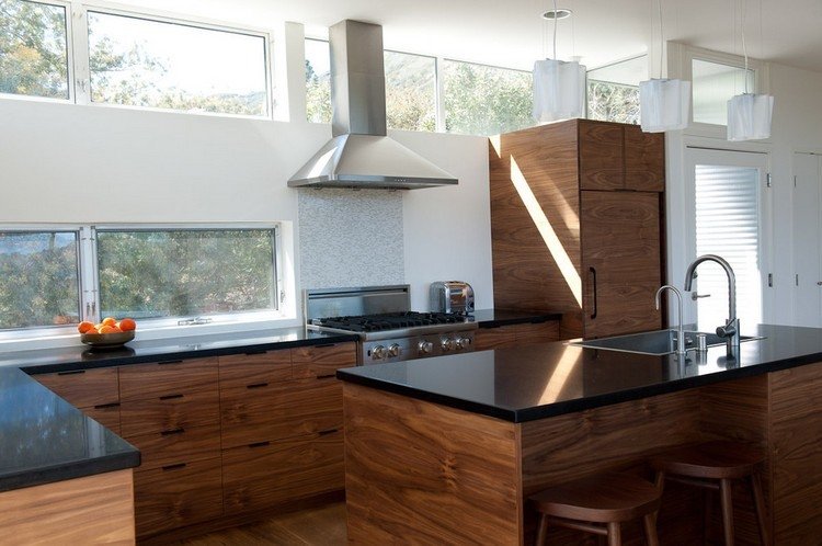 ikea-kök-möbler-upplevelser-kök-fronter-valnöt-look-svart-bänkskivor