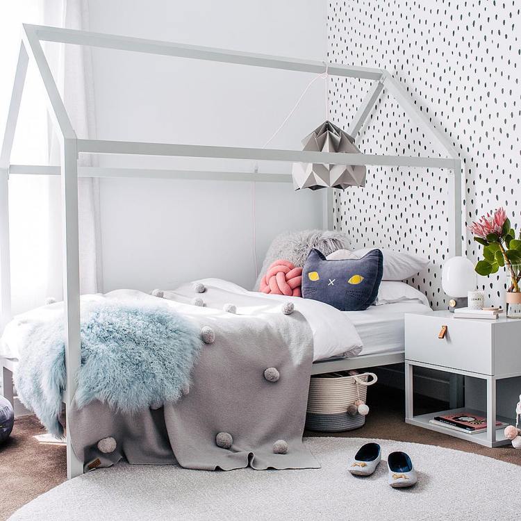 ikea kura säng ombyggnad ljusgrått sänghus minimalistisk skandinavisk