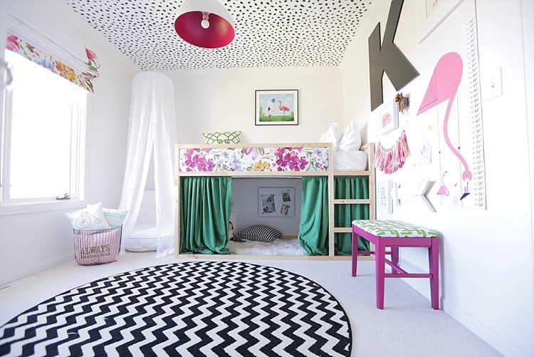 ikea kura säng remodel flickor rum himmelsäng gardiner filt