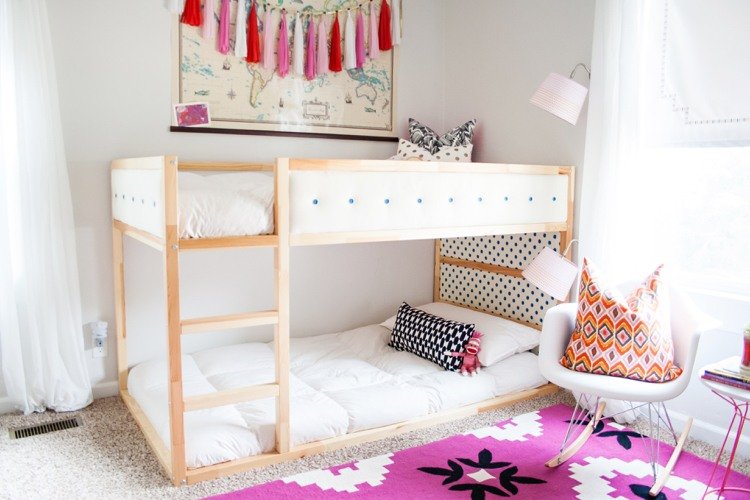 ikea kura säng ombyggnad trä vit tjejerum lekmatta rosa
