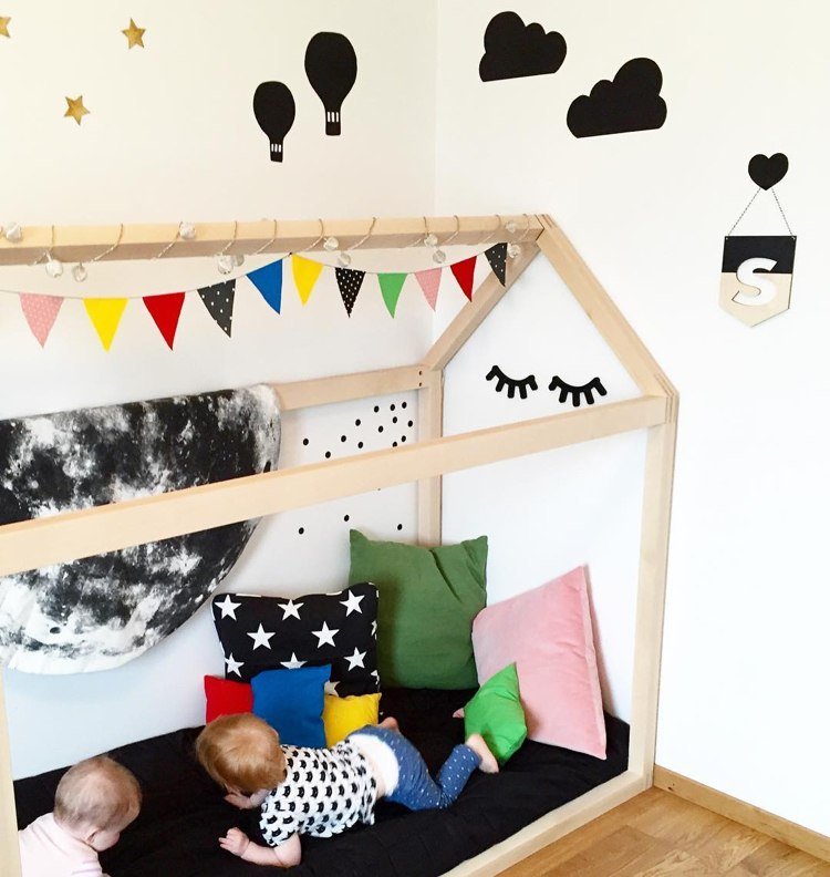ikea kura säng ombyggnad säng hus lekplats deco svarta kontraster