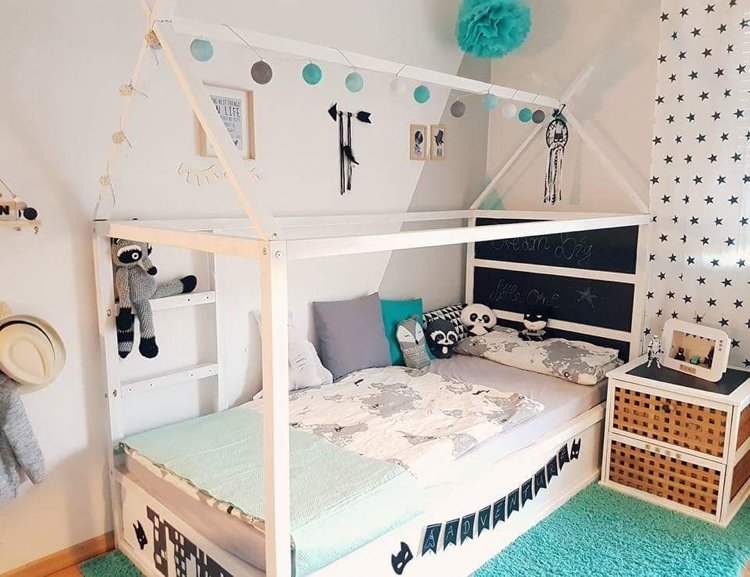 ikea kura säng ombyggnad hus vit turkos
