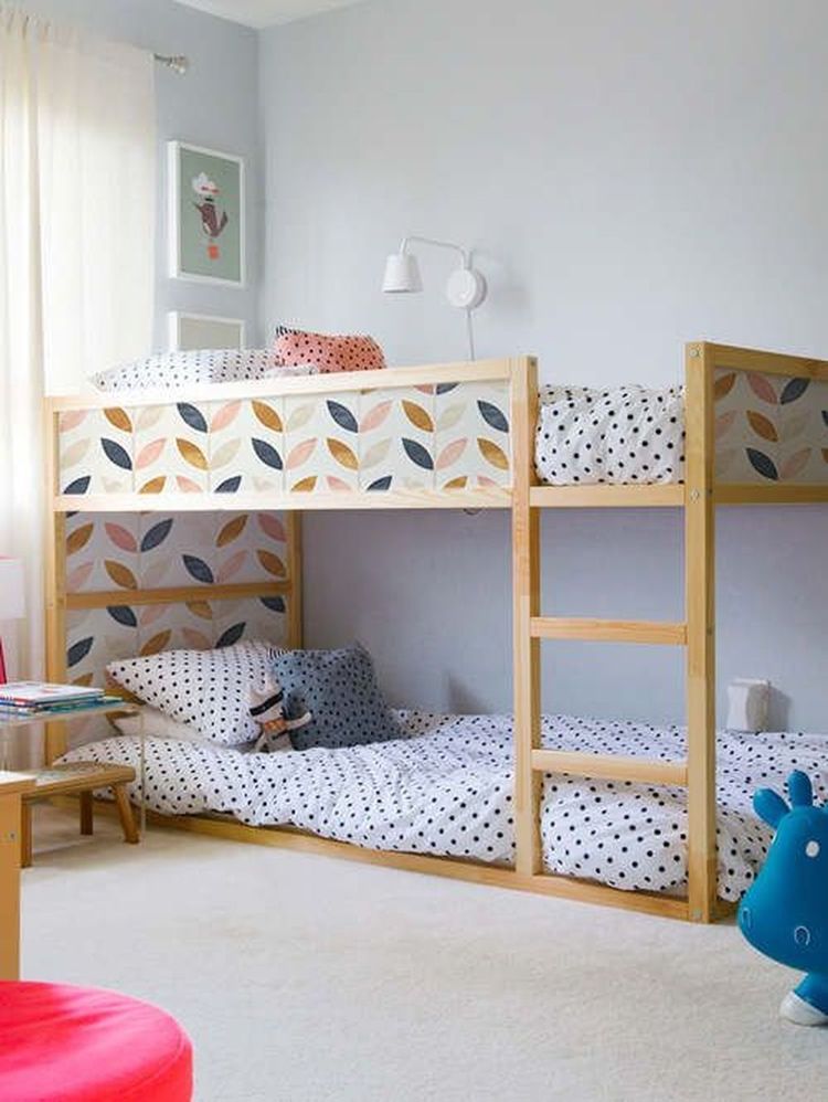 ikea kura säng ombyggnad loftsäng trä tapetserade motiv vita