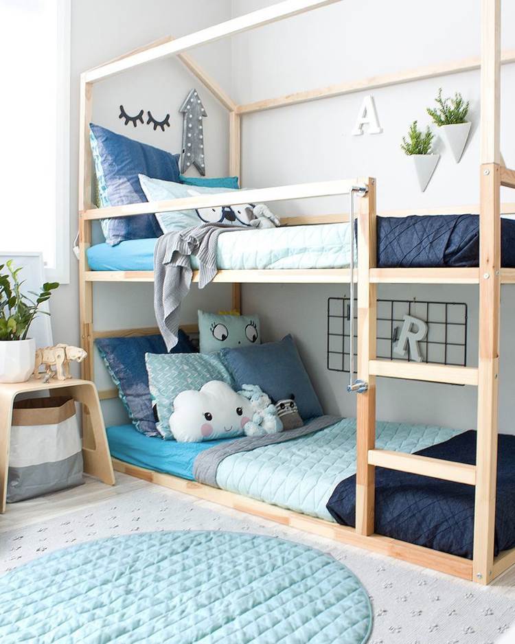 ikea kura säng remodel hocbett trä ljusblå moln matta