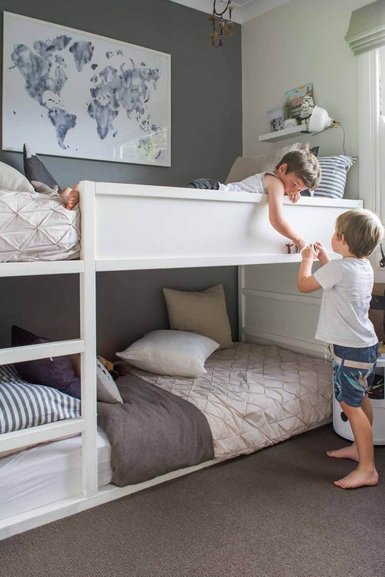 ikea kura säng ombyggnad vit loft säng pojkar rum