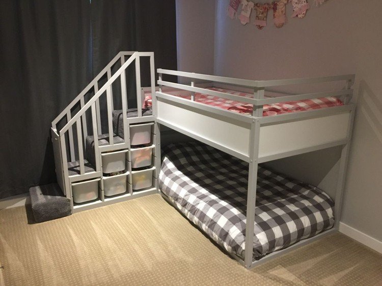 ikea kura säng ombyggnad loftsäng grå förvaringsutrymme