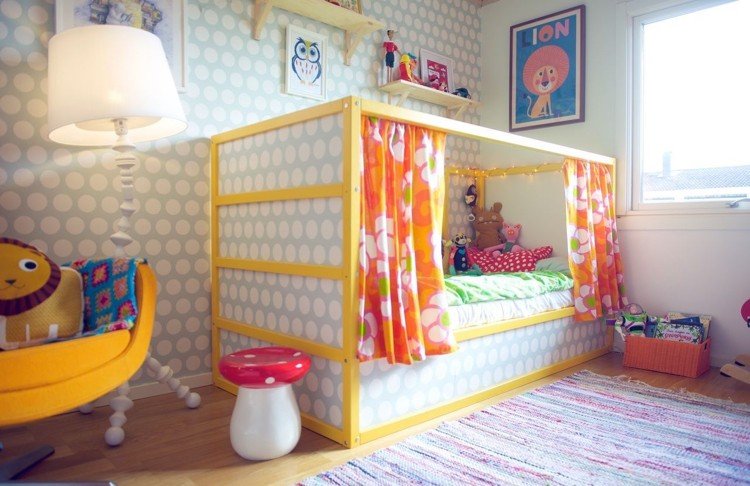 ikea kura säng ombyggnad färg gul tapet omslag