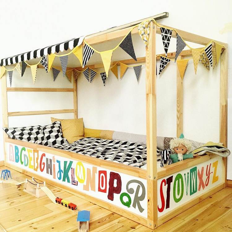 ikea kura säng remodel trä alfabet vimpel krans